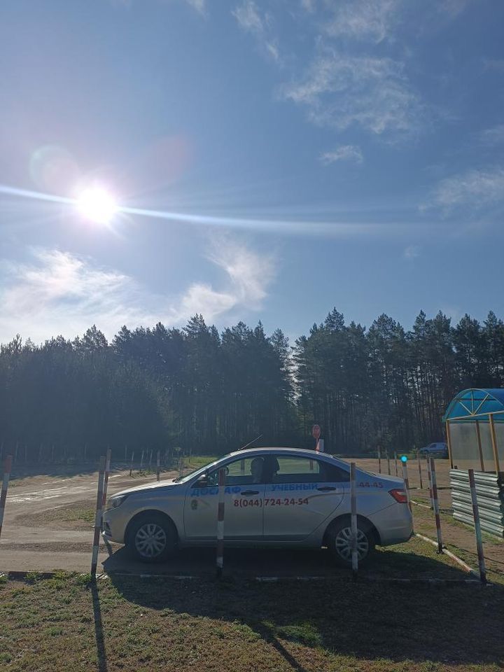 Lada Vesta выполняет элемент на автодроме